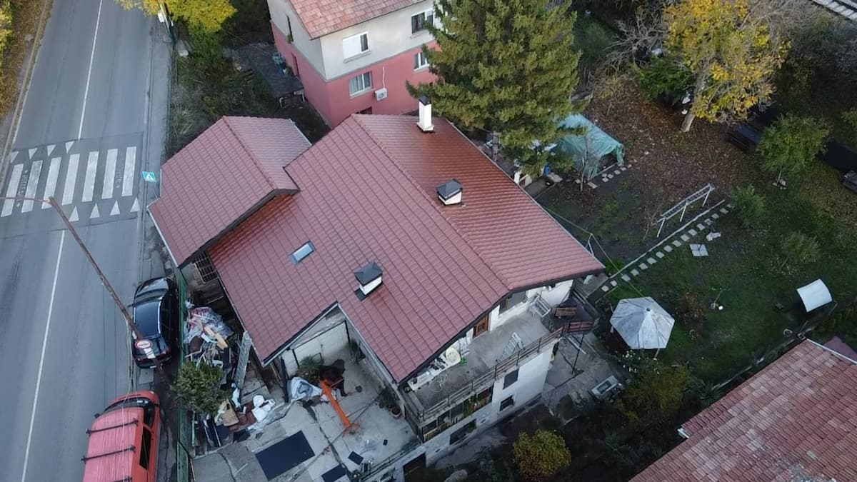 Готов покрив след ремонт в София с нови керемиди и хидроизолация